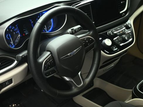 Used 2020 Chrysler Pacifica Touring w/ Tire & Wheel Group FWD image 49