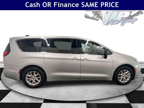 Used 2024 Chrysler Pacifica Touring-L FWD image 2