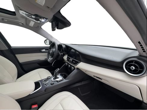 Used 2020 Alfa Romeo Giulia w/ Nero Edizione RWD image 31