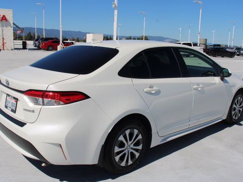 Used 2021 Toyota Corolla LE w/ Carpet Mat Package (TMS) image 3