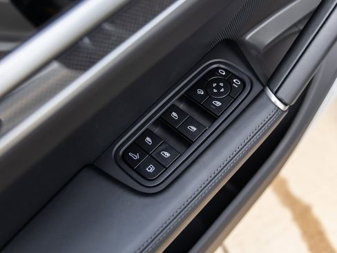 Certified 2025 Porsche Cayenne S image 25