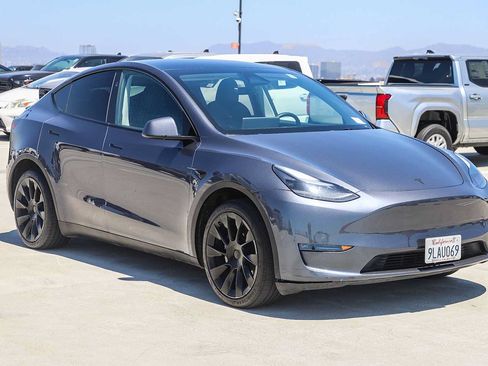 Used 2023 Tesla Model Y Long Range AWD/4WD image 3