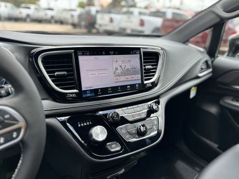 New 2025 Chrysler Pacifica Select image 18
