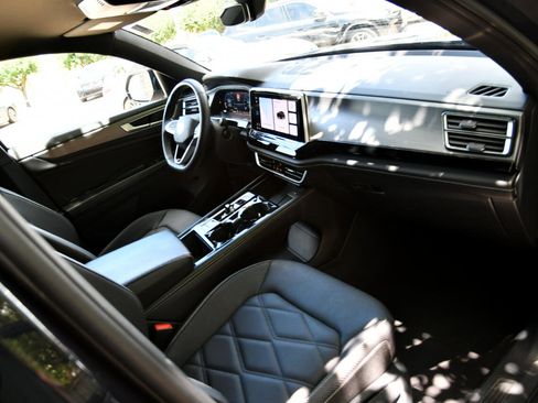 Used 2024 Volkswagen Atlas Cross Sport SE image 33