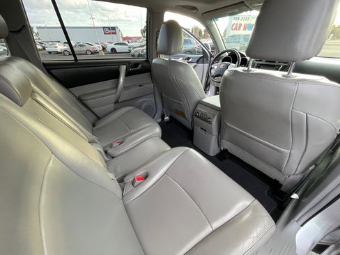 Used 2013 Toyota Highlander SE image 23