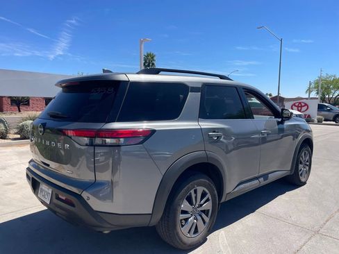 Used 2025 Nissan Pathfinder SV image 2