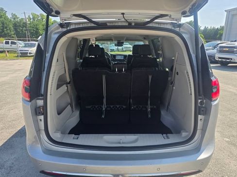 Used 2024 Chrysler Pacifica Touring-L FWD image 31