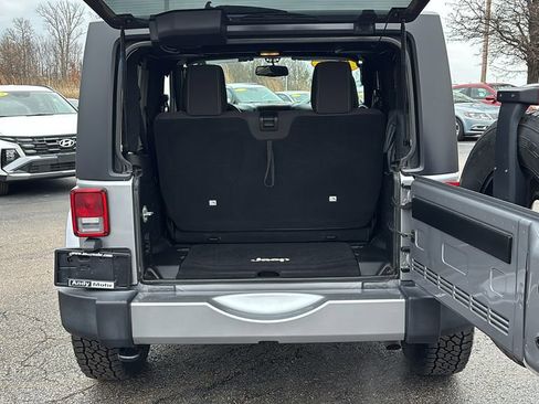 Used 2017 Jeep Wrangler Sahara image 23