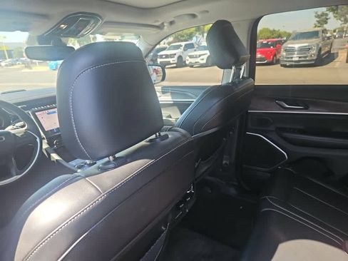 Used 2023 Jeep Grand Cherokee 4WD 4xe image 11
