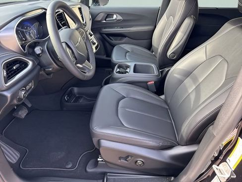 New 2026 Chrysler Pacifica Select image 12
