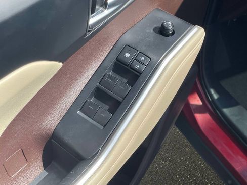 Used 2021 Toyota Highlander XLE AWD/4WD image 21