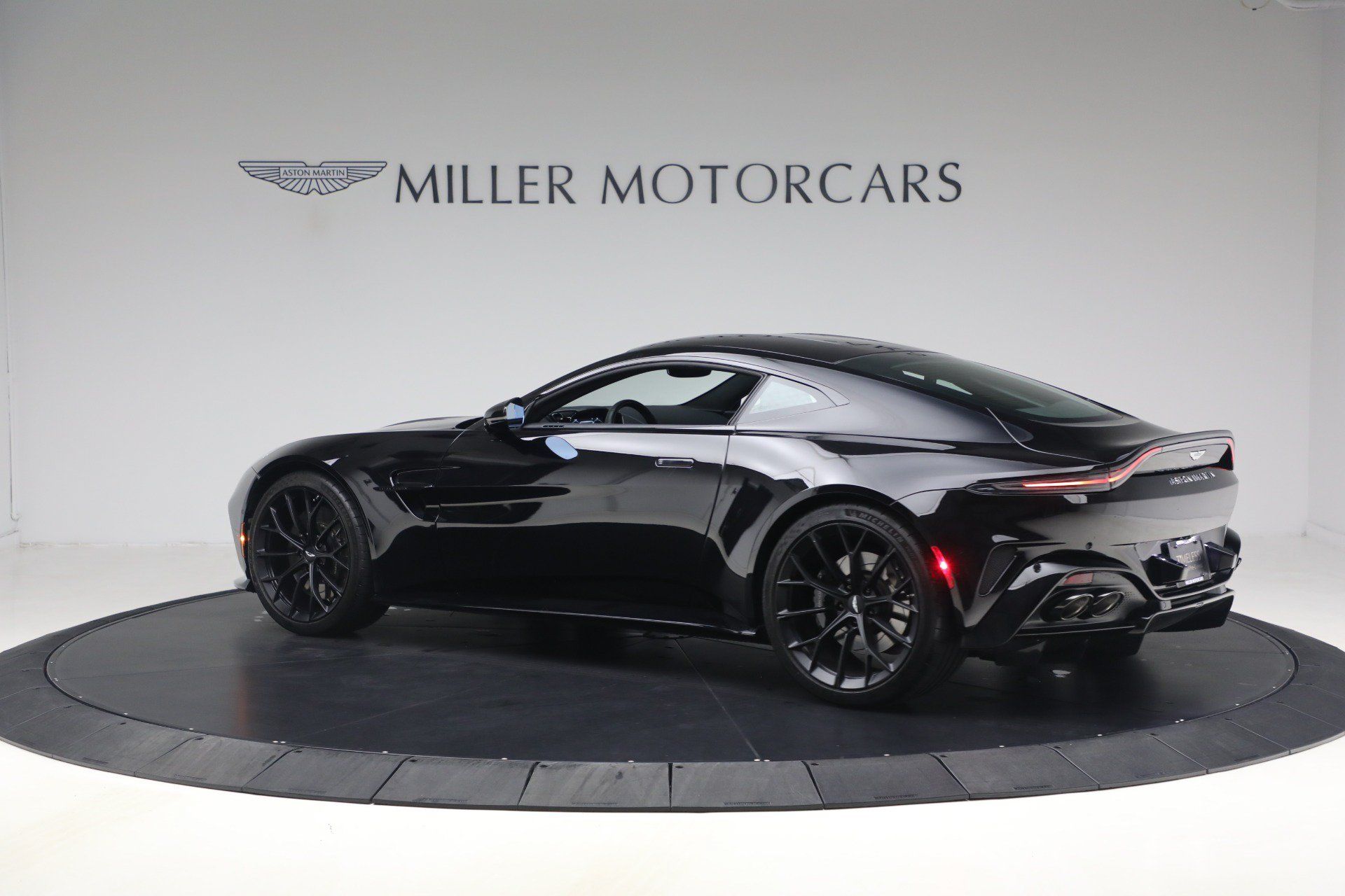 Used 2025 Aston Martin V8 Vantage Coupe RWD image 4