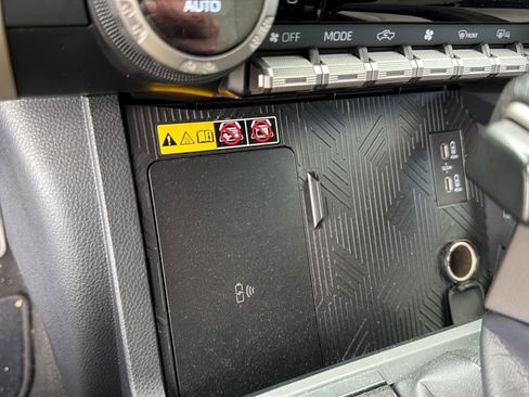 Used 2024 Toyota Tacoma Limited w/ Limited Package (LT) AWD/4WD image 20