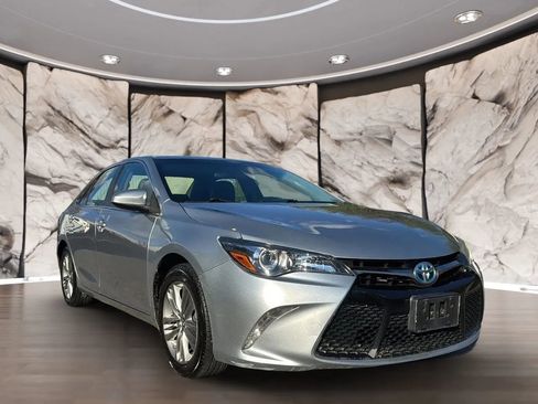 Used 2015 Toyota Camry SE w/ Moonroof Package image 3