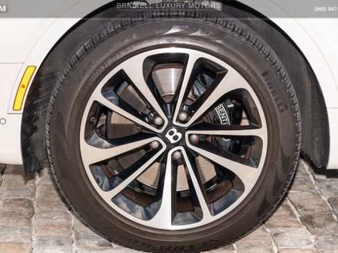 Used 2021 Bentley Bentayga Plug-In Hybrid AWD/4WD image 47