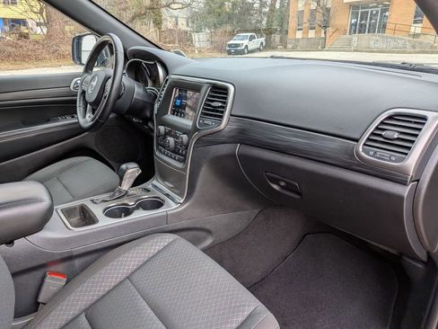 Certified 2020 Jeep Grand Cherokee Laredo image 22