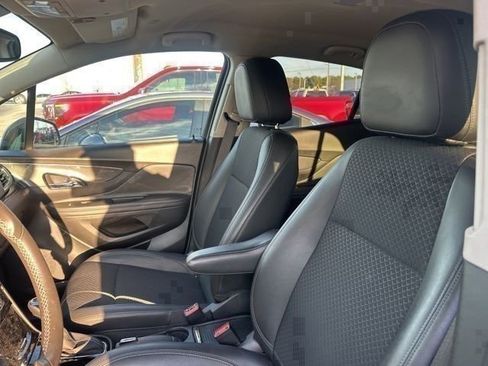 Used 2022 Buick Encore Preferred w/ Safety Package image 24