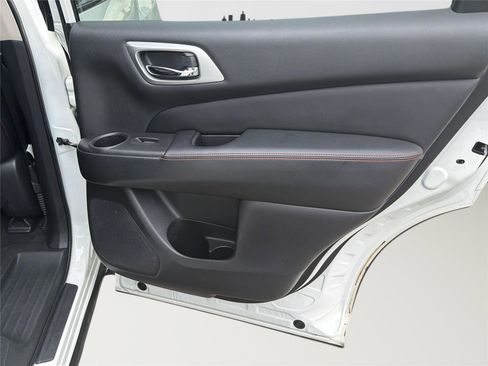 Used 2020 Nissan Pathfinder SL image 30