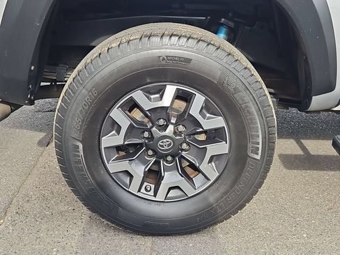 Used 2019 Toyota Tacoma TRD Off-Road AWD/4WD image 9