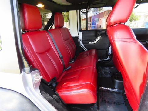 Used 2013 Jeep Wrangler Unlimited Rubicon AWD/4WD image 17