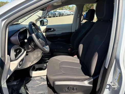 Used 2023 Chrysler Voyager LX FWD image 13