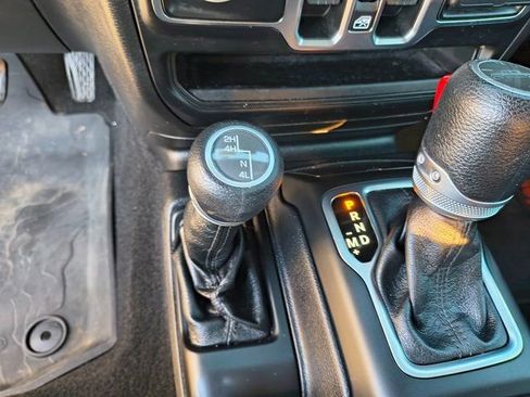 Used 2021 Jeep Gladiator Willys image 2