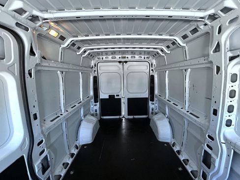 Used 2024 RAM ProMaster 2500 w/ Storage Group FWD image 20