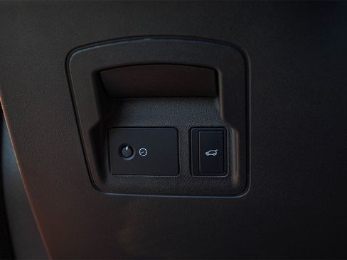 Used 2023 Land Rover Range Rover Velar R-Dynamic S image 21