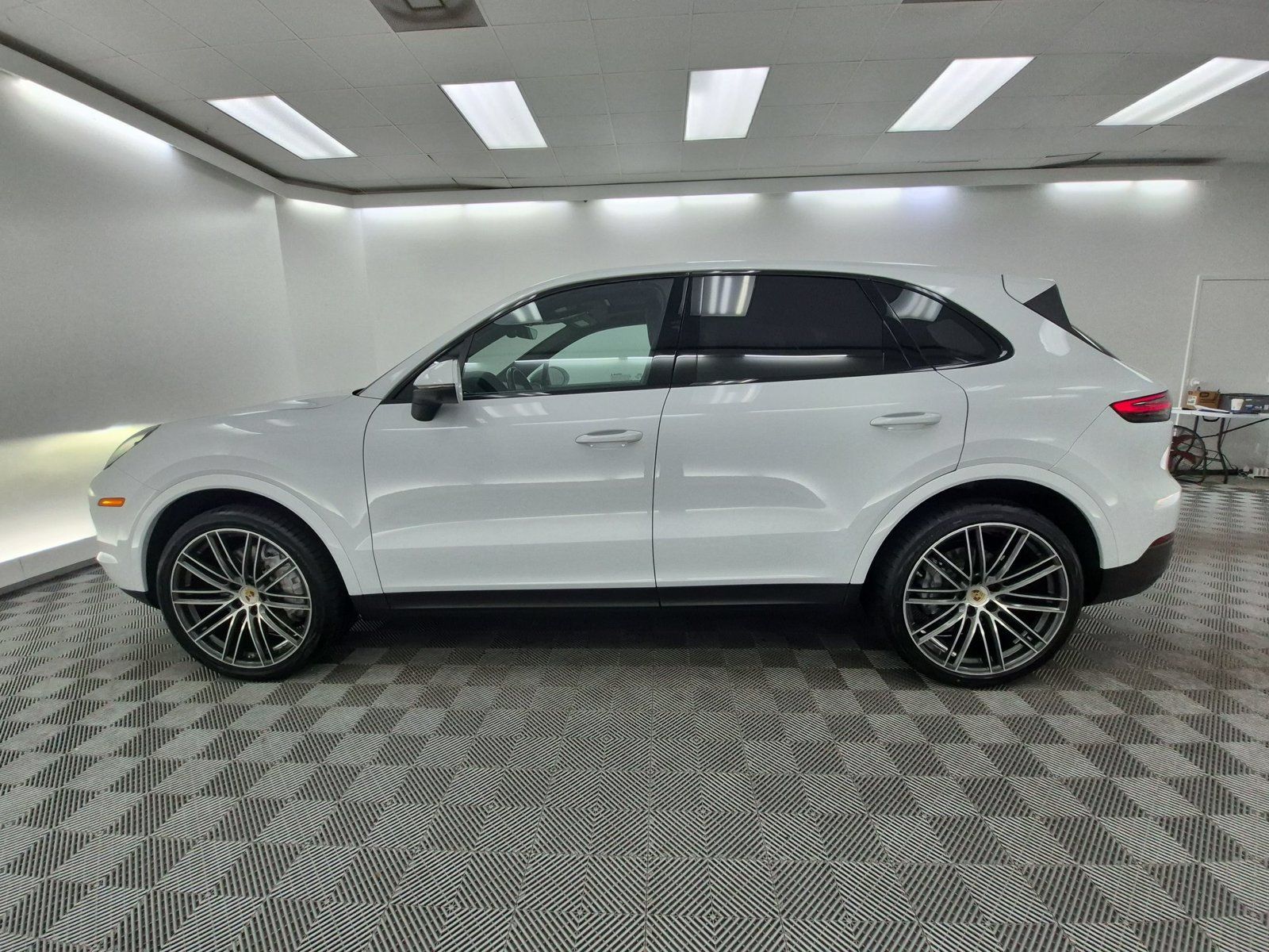 Used 2023 Porsche Cayenne Platinum Edition AWD/4WD image 2