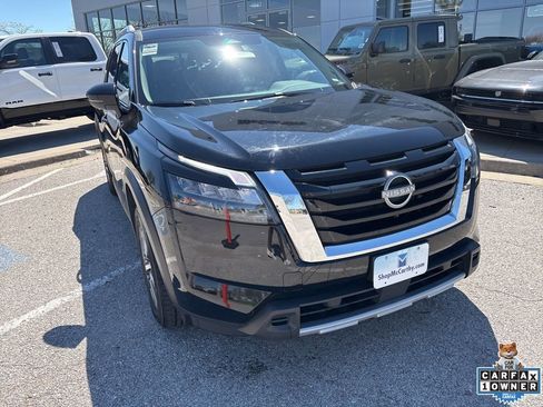 Used 2025 Nissan Pathfinder SL FWD image 8