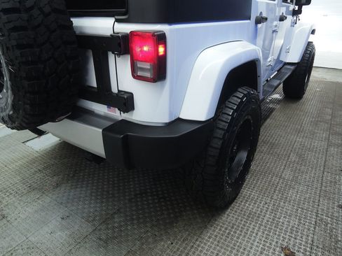 Used 2018 Jeep Wrangler Unlimited Sahara w/ Connectivity Group image 34