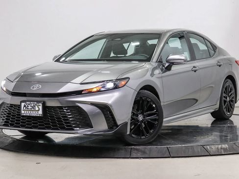 Used 2025 Toyota Camry SE FWD image 1