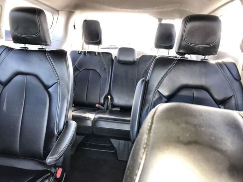 Used 2024 Chrysler Pacifica Touring-L image 21