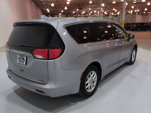 Used 2017 Chrysler Pacifica Touring FWD image 3