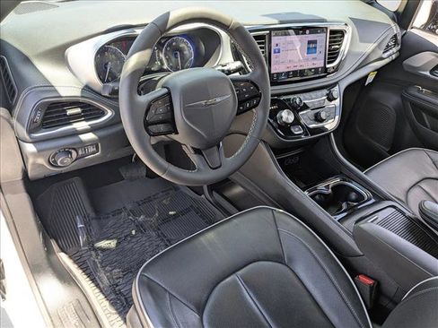 Used 2025 Chrysler Pacifica Limited FWD image 10