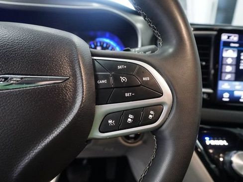 Used 2023 Chrysler Pacifica Touring-L FWD image 17