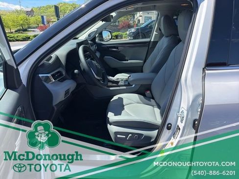 New 2026 Toyota Highlander Platinum AWD/4WD image 11