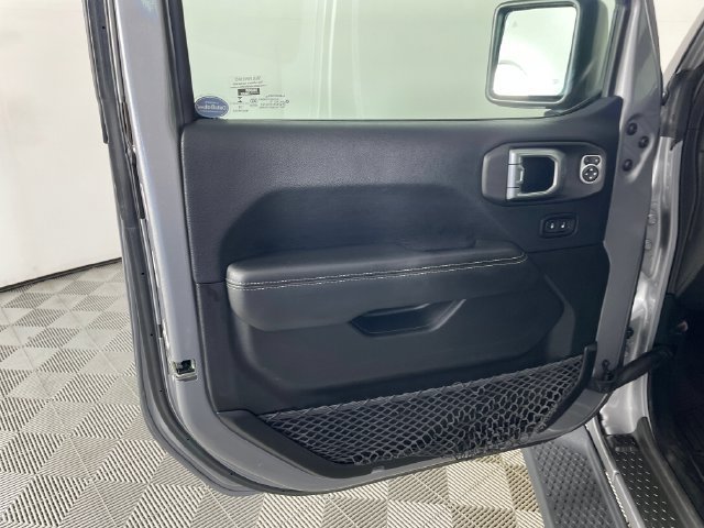Used 2018 Jeep Wrangler Unlimited Sahara AWD/4WD image 18