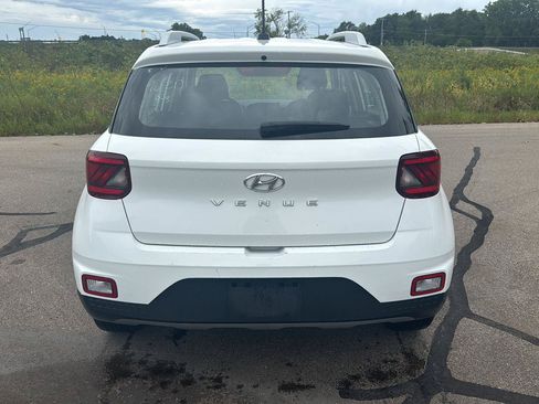 Used 2025 Hyundai Venue SEL FWD image 4