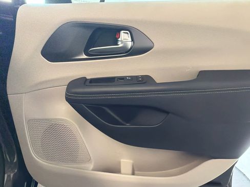 Used 2023 Chrysler Pacifica Touring-L image 32