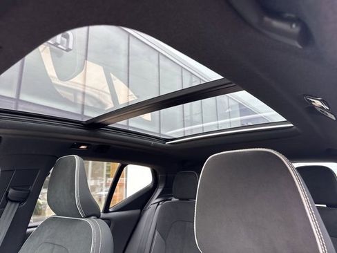 Certified 2025 Volvo XC40 B5 Plus AWD/4WD image 27