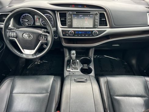 Used 2019 Toyota Highlander XLE image 3