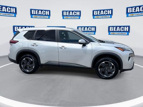 Used 2024 Nissan Rogue SV AWD/4WD image 9