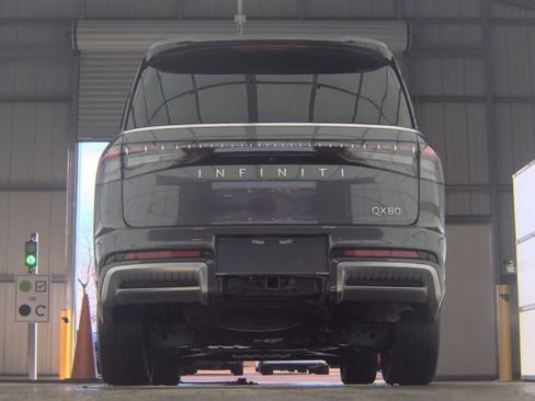 Certified 2025 INFINITI QX80 Luxe image 9
