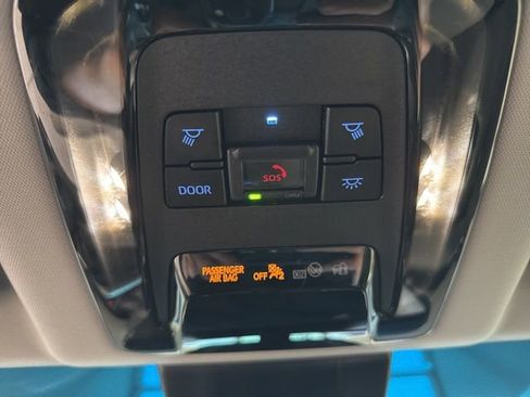 Used 2021 Toyota Venza XLE w/ Softex Package image 24