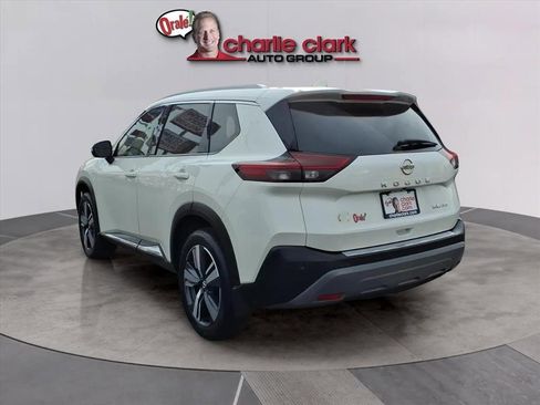 Used 2021 Nissan Rogue SL image 3