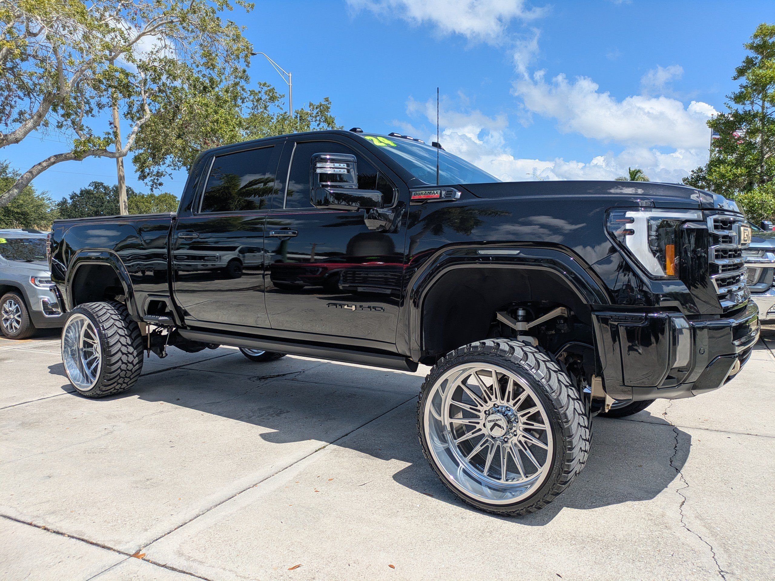 Used 2024 GMC Sierra 2500 AT4 w/ AT4 Premium Plus Package AWD/4WD image 2