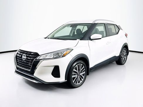 Used 2024 Nissan Kicks SV image 3