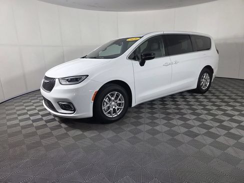 New 2026 Chrysler Pacifica Select FWD image 4