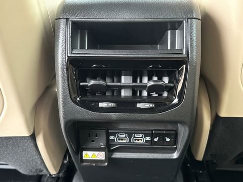 Used 2024 Jeep Grand Cherokee Limited AWD/4WD image 15